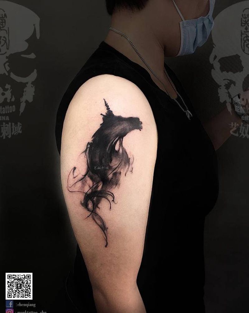 独角兽纹身图片_手臂水墨纹身图案