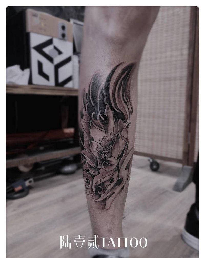 莲花覆盖纹身图片_腿部新传统纹身图案