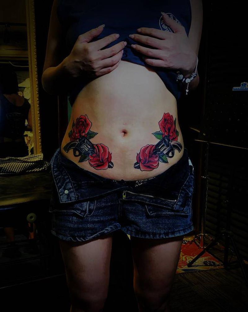 枪花纹身图片_腹部Old School纹身图案