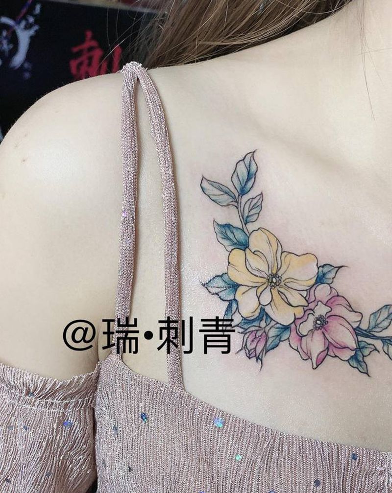 素花纹身图片_肩部胸部水彩点刺纹身图案
