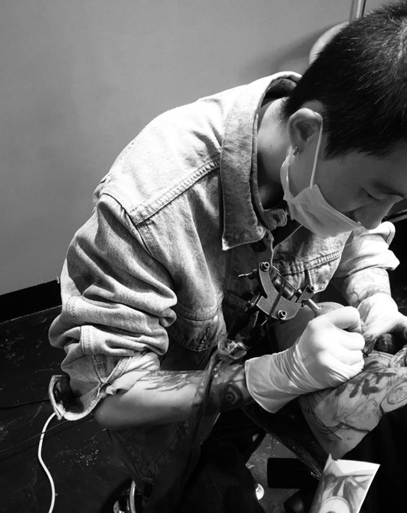 大鱼牌工作写真纹身图片_肩部背部老传统纹身图案