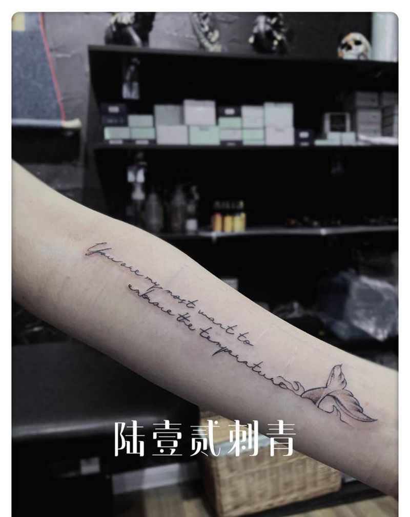 字母—豚尾纹身图片_手臂纹身图案