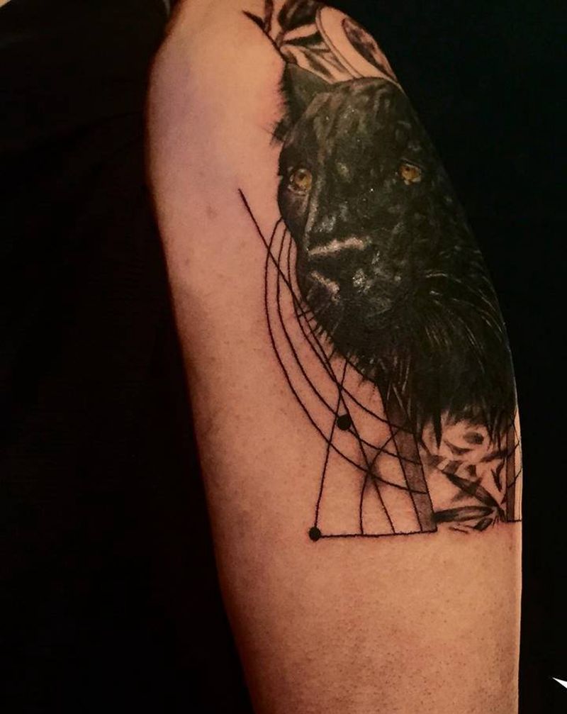 4年前的客人纹身图片_手臂欧美写实图腾纹身图案