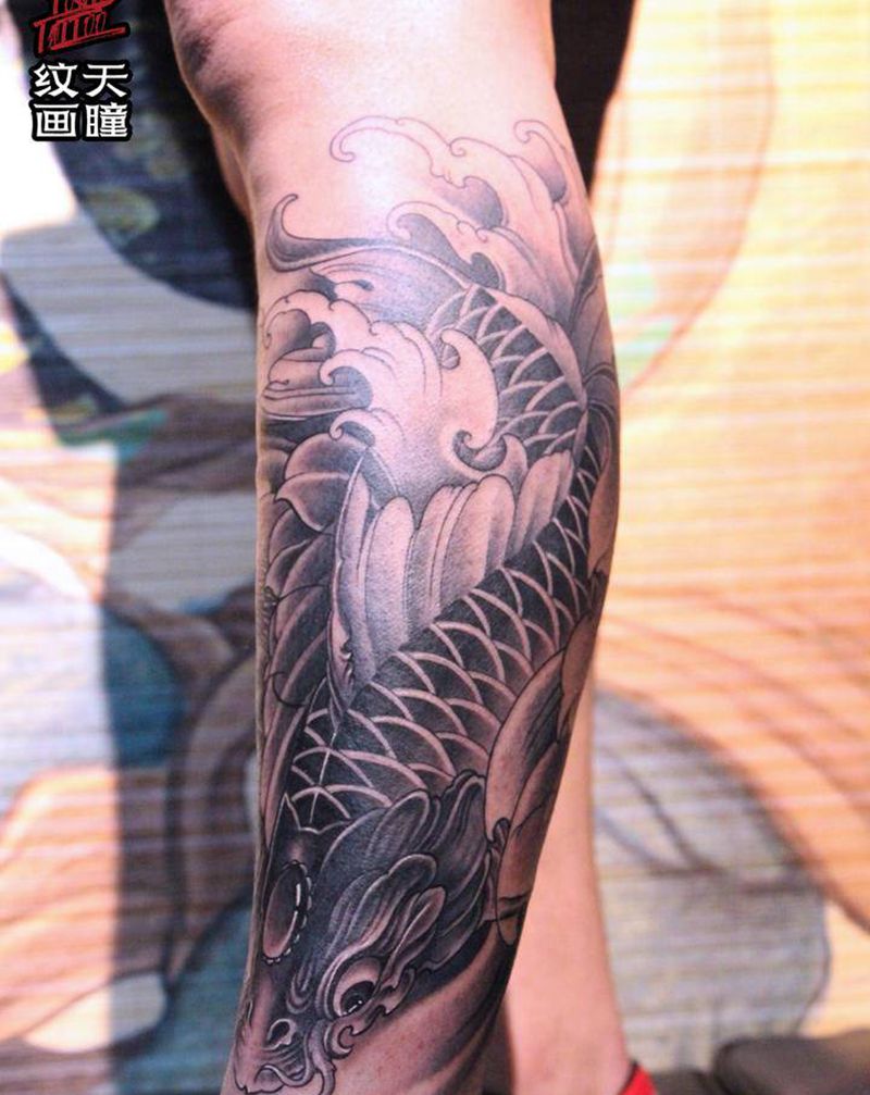荷花锦鲤纹身图片_腿部新传统纹身图案