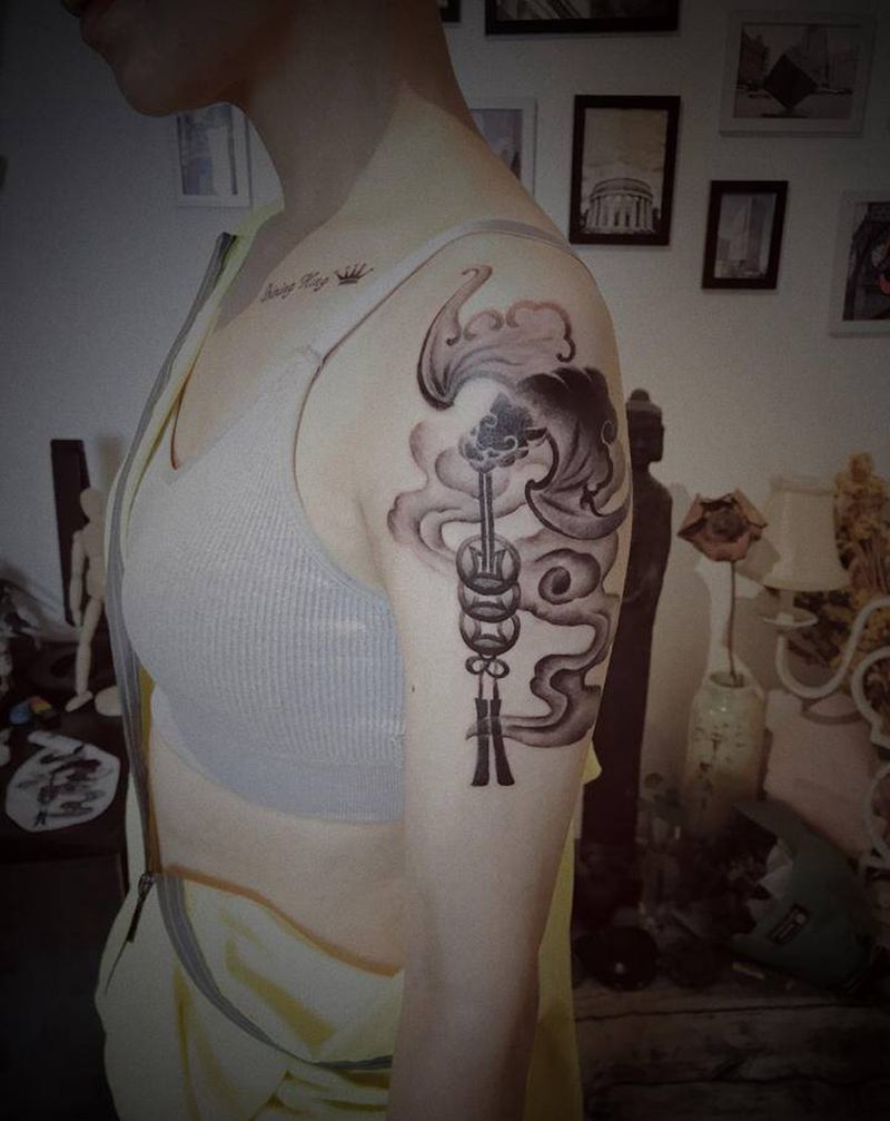 中式蝙蝠纹身图片_手臂水墨新传统纹身图案