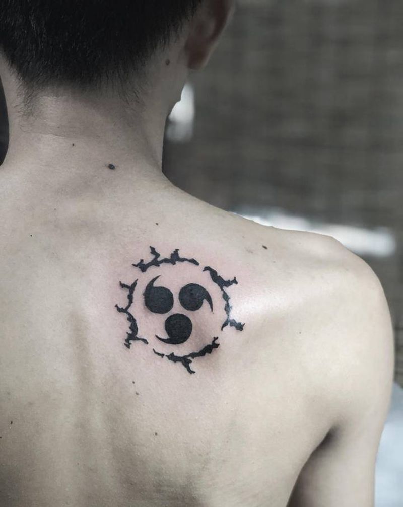 火影迷们这是啥纹身图片_肩部背部水墨图腾纹身图案