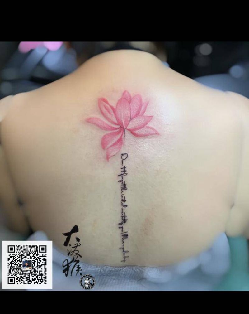 莲花纹身图片_背部纹身图案
