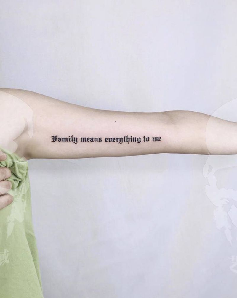 大臂内侧英文纹身图片_手臂纹身图案