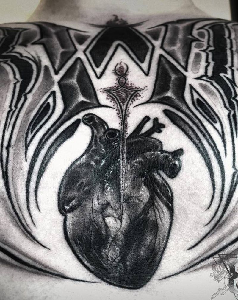 勇敢的心纹身图片_胸部花体字欧美写实黑灰素描纹身图案