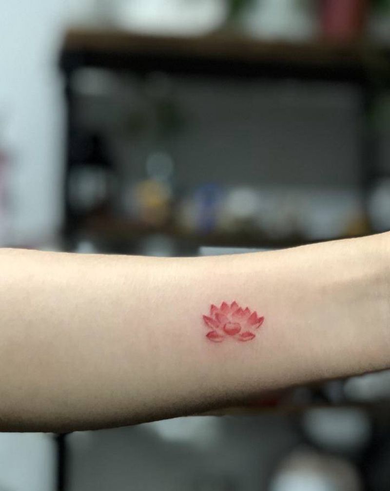 莲花纹身图片_手臂水彩纹身图案