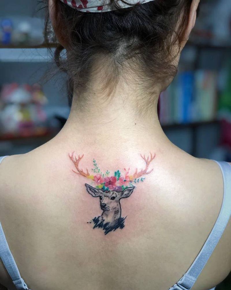 鹿角和花纹身图片_背部颈部欧美写实水彩纹身图案