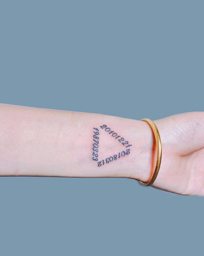 手腕字母纹身纹身图片_手部纹身图案