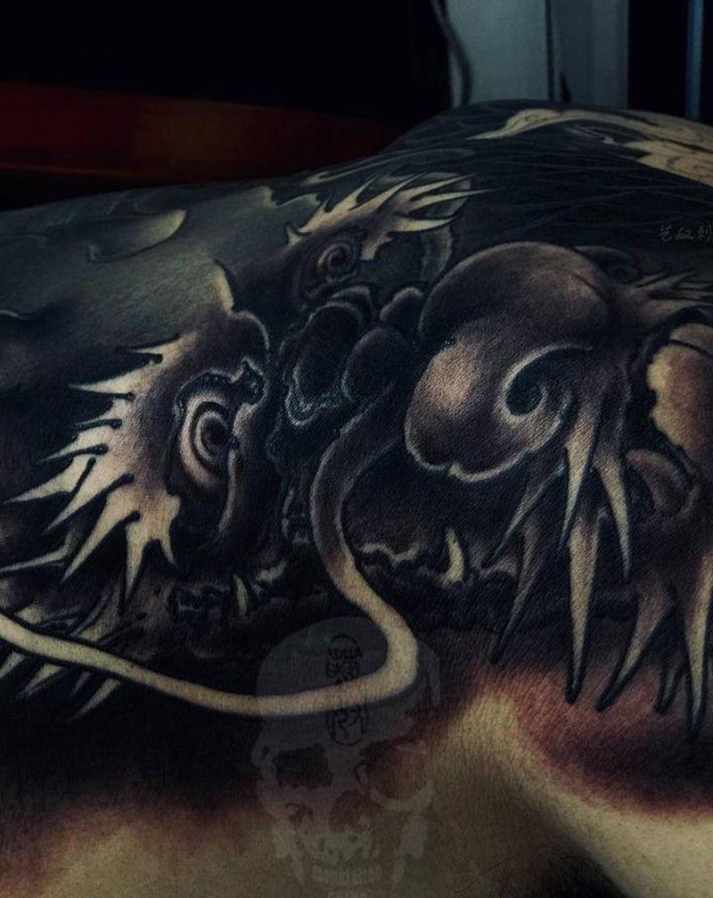 遮盖中纹身图片_背部纹身图案