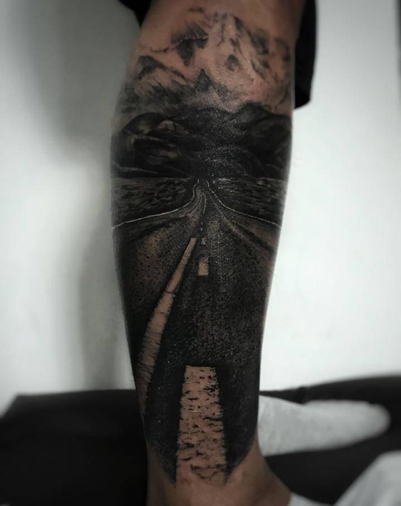 路纹身图片_腿部欧美写实纹身图案