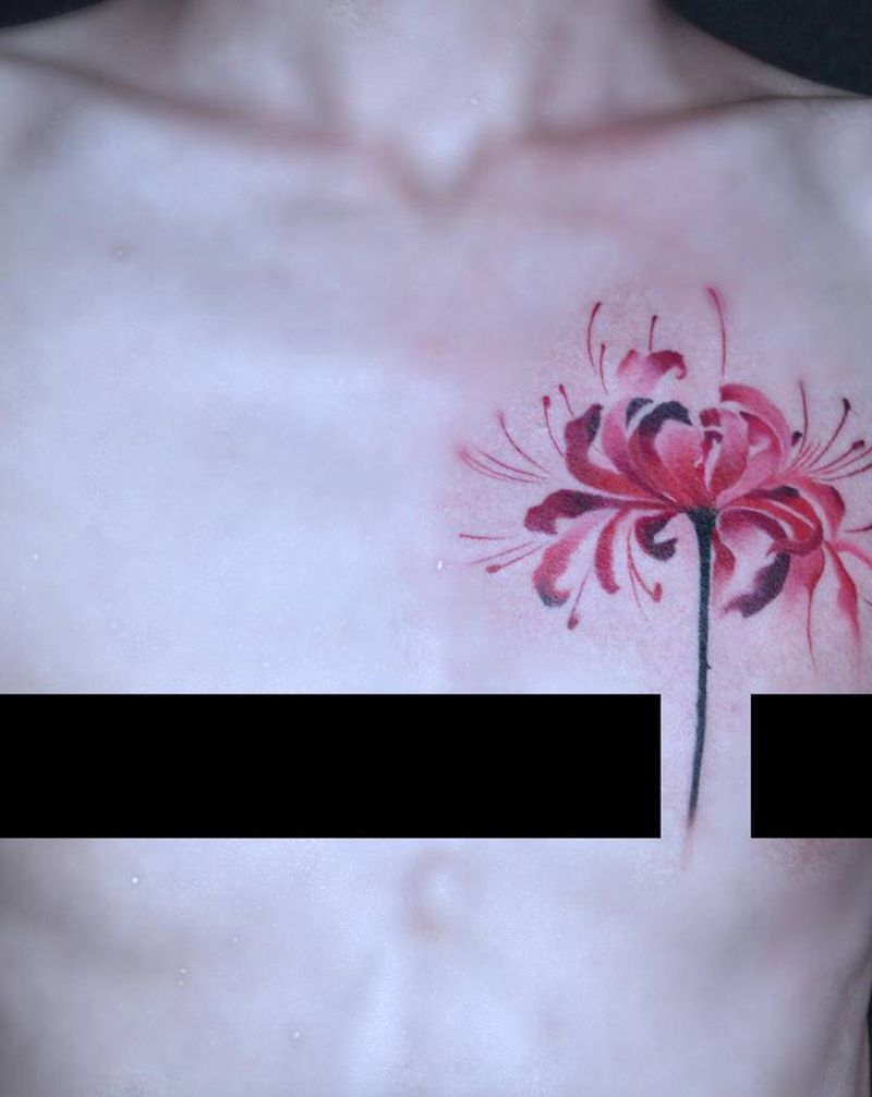彼岸花纹身图片_胸部水彩纹身图案