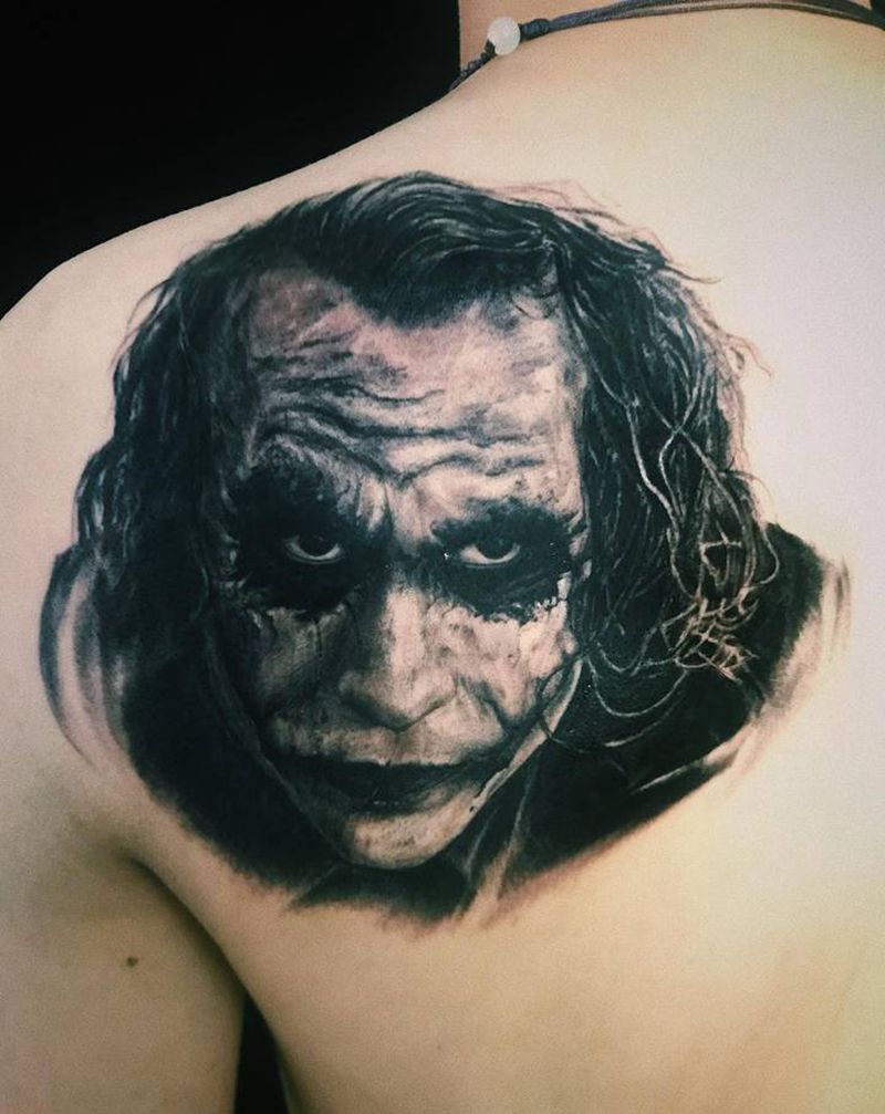 joker纹身图片_肩部背部欧美写实纹身图案