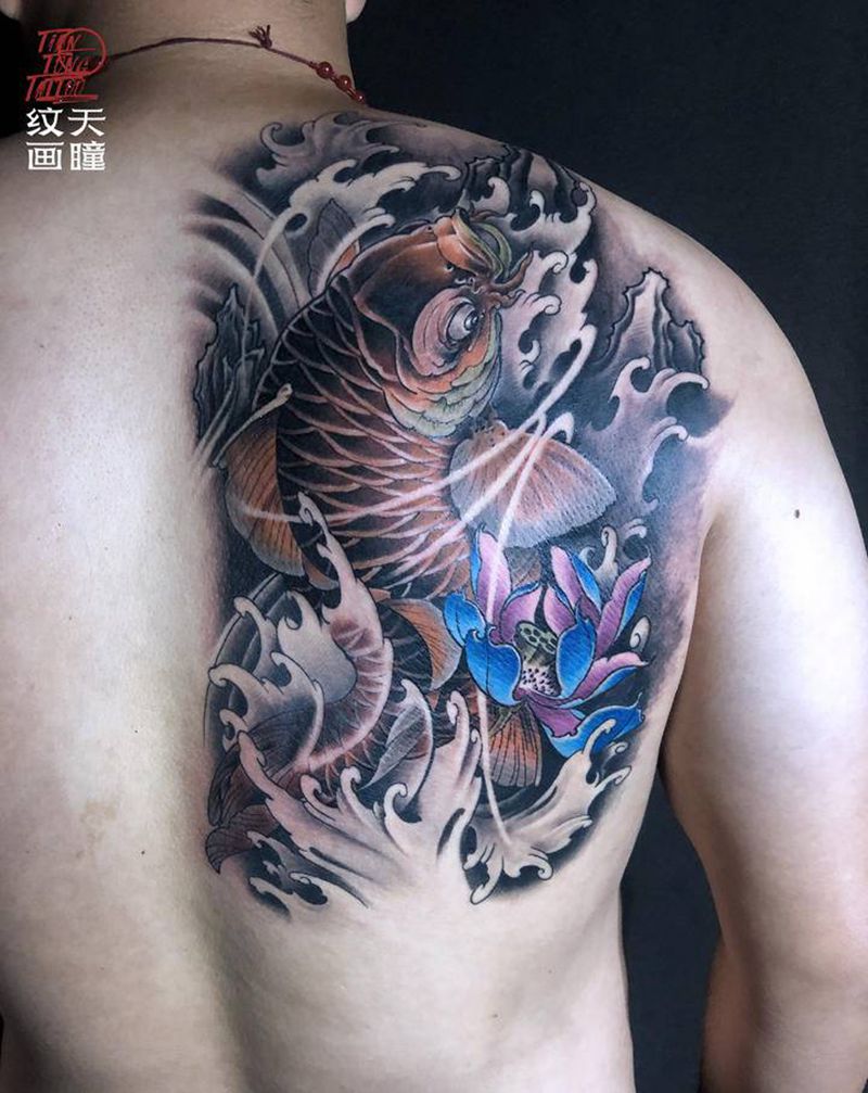 彩色锦鲤纹身图片_背部新传统纹身图案