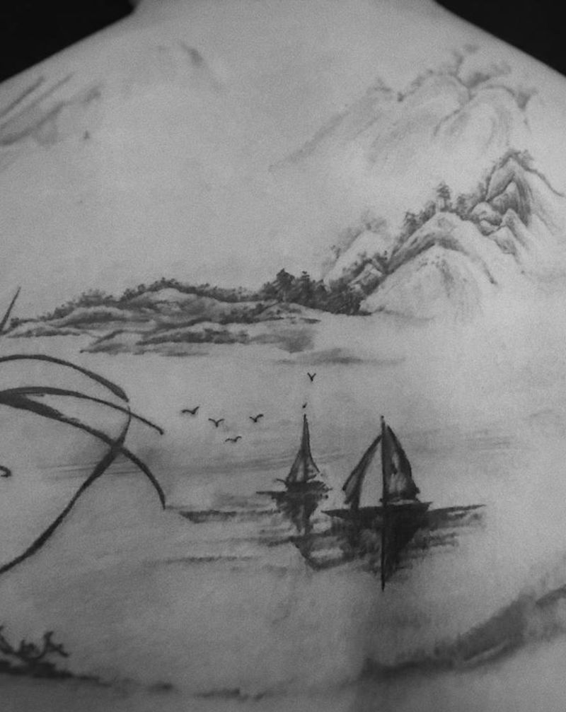 轻舟已过万重山纹身图片_背部水墨新传统纹身图案