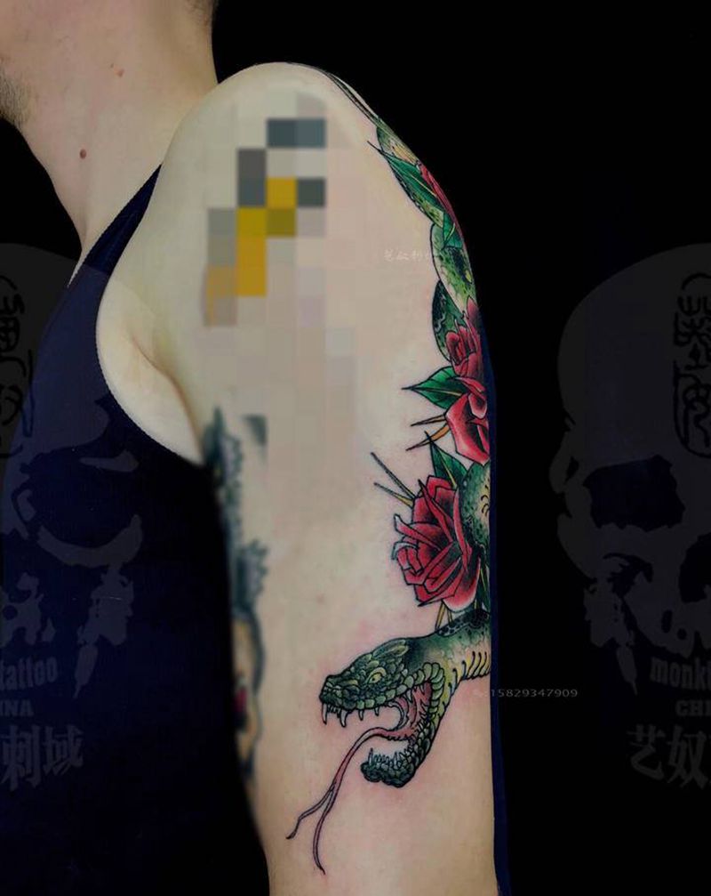 大臂蛇玫瑰纹身图片_手臂New School纹身图案