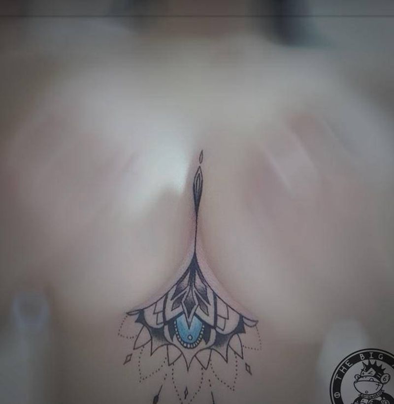 胸下纹身纹身图片_胸部几何纹身图案