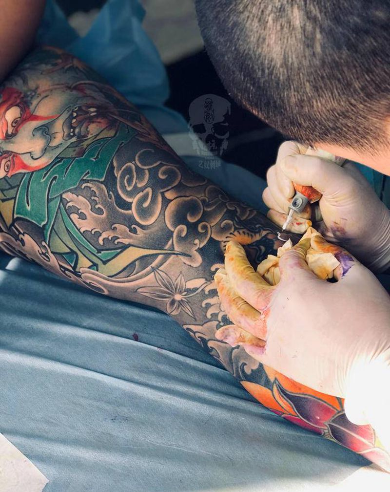 花腿工作花絮纹身图片_腿部新传统纹身图案