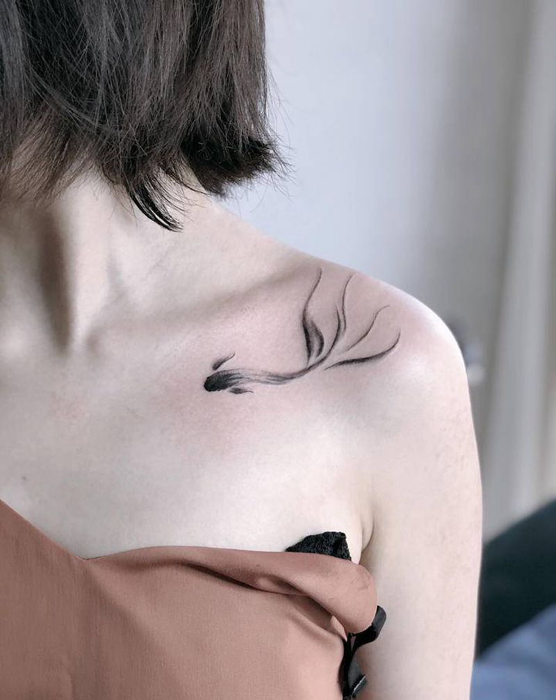 一只鱼纹身图片_肩部胸部水彩水墨纹身图案