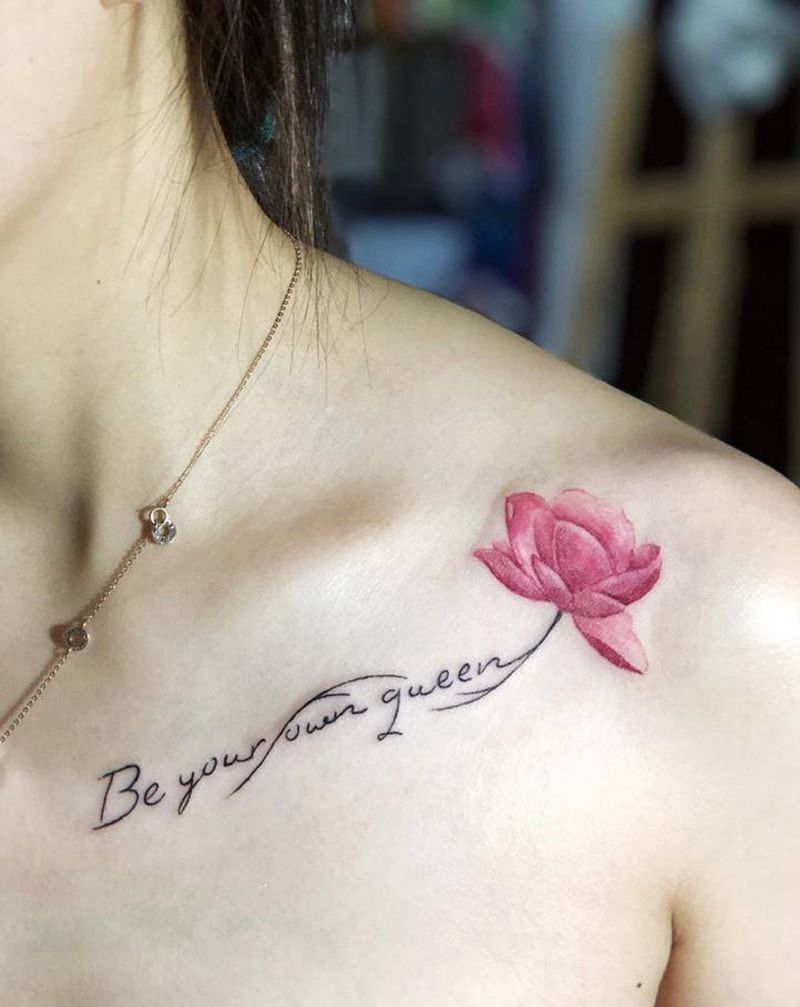 锁骨字母花纹身图片_胸部水彩花体字纹身图案