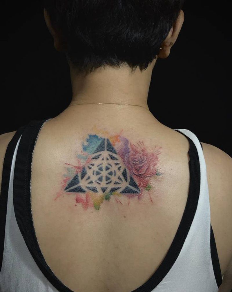 水彩纹身图片_颈部背部水彩纹身图案