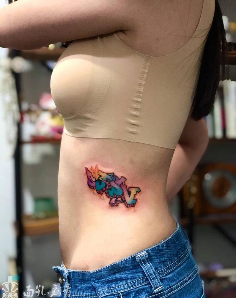 涂鸦设计纹身图片_腰部腹部水彩花体字涂鸦纹身图案