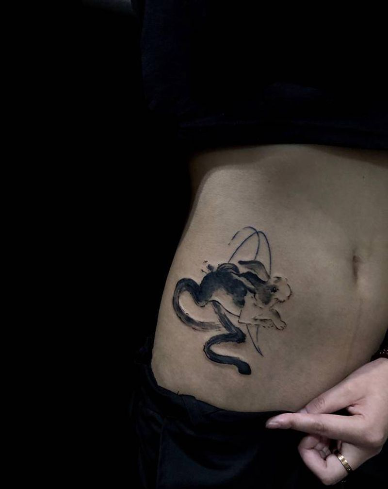 兔蛇纹身图片_腹部水墨纹身图案