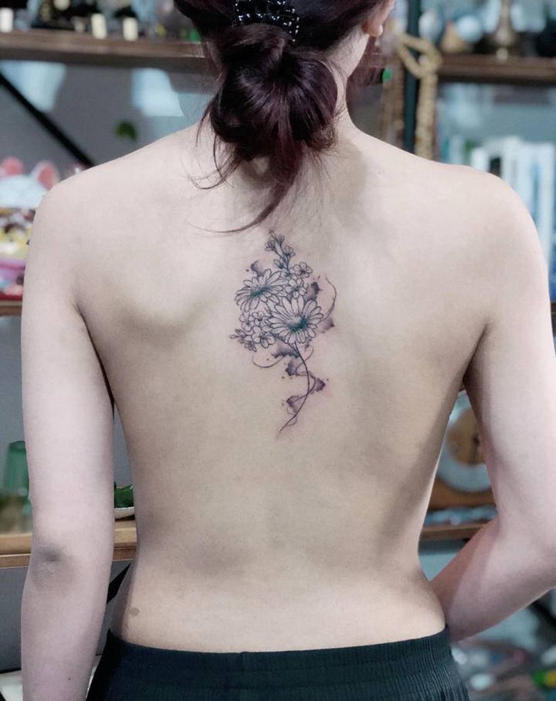 雏菊纹身图片_背部点刺水墨纹身图案