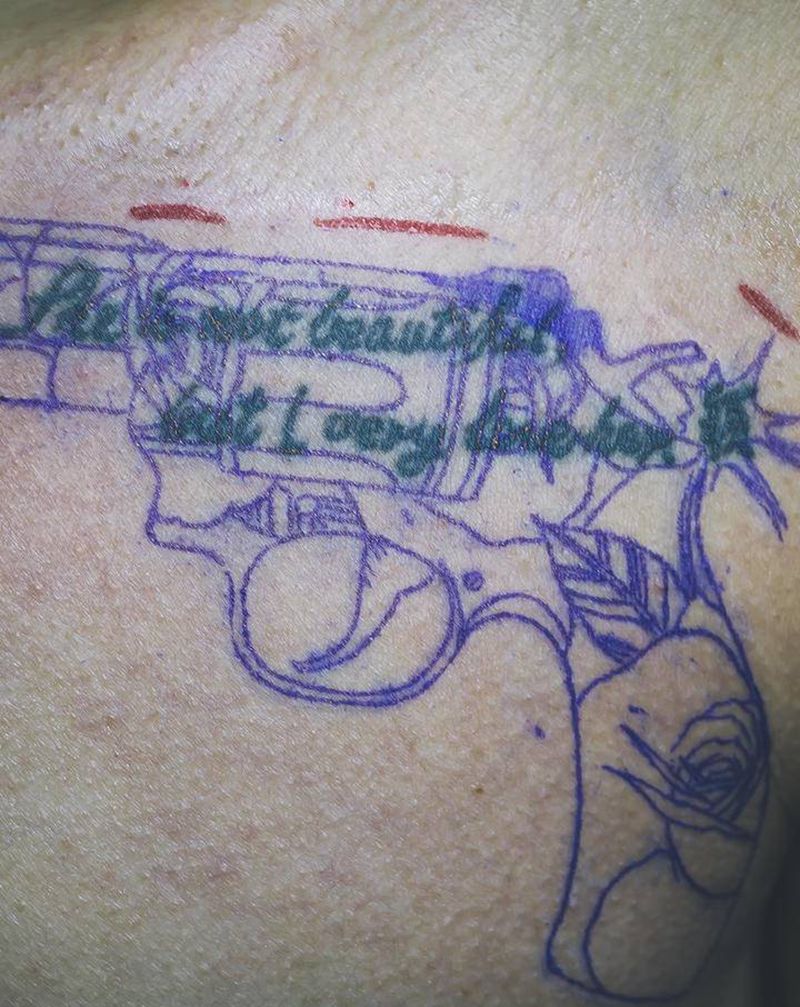 手枪遮盖纹身图片_胸部纹身图案