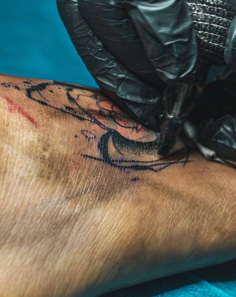 玫瑰遮盖纹身图片_脚部水彩纹身图案