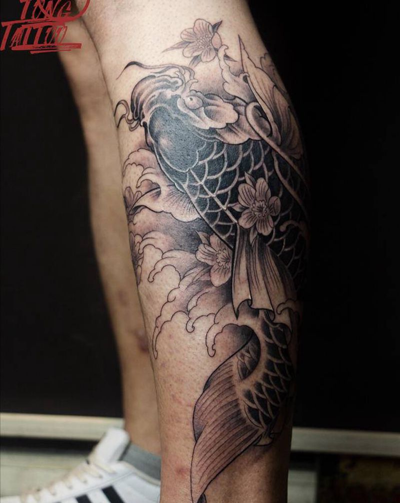 锦鲤纹身图片_腿部新传统纹身图案