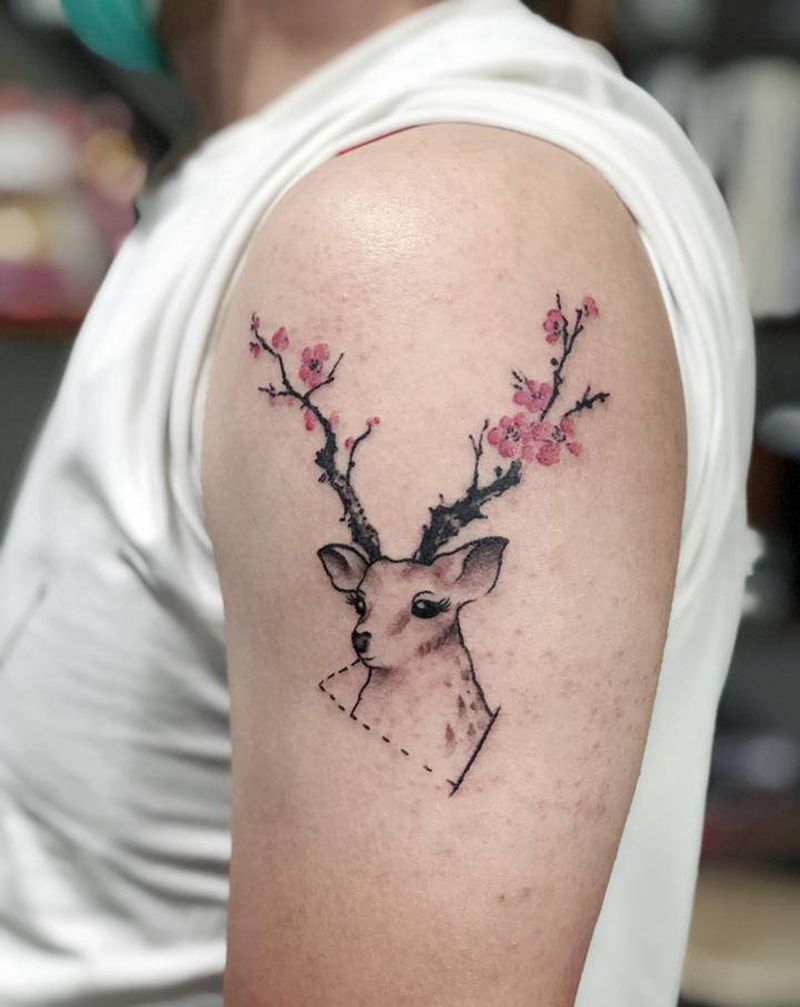 梅花鹿纹身图片_手臂水彩水墨纹身图案