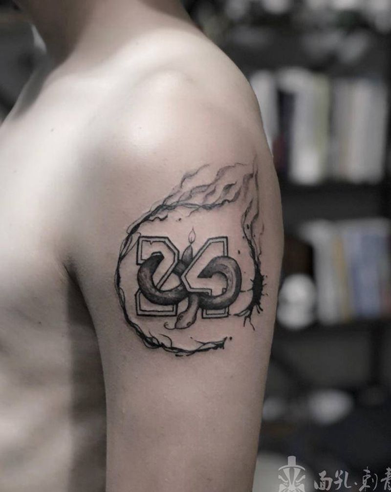 致敬科比纹身图片_肩部手臂水墨纹身图案