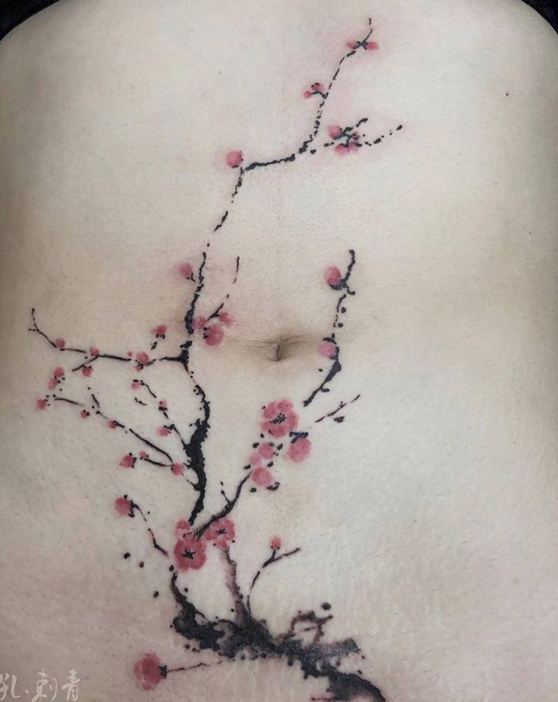 梅花纹身图片_腹部水彩水墨纹身图案
