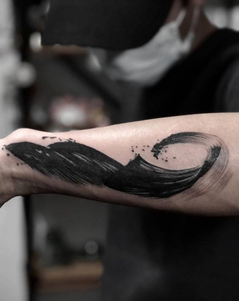 海浪纹身图片_手臂水墨纹身图案