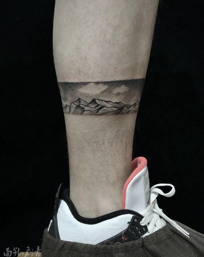 山丘纹身图片_腿部点刺纹身图案
