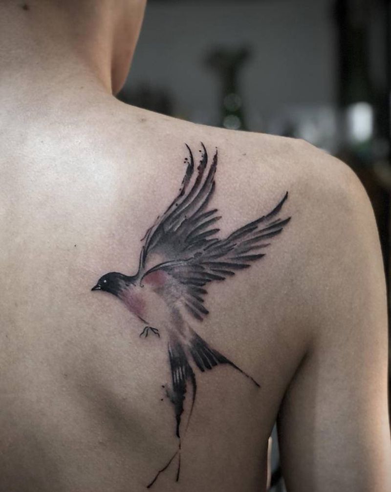 燕子纹身图片_肩部水墨纹身图案