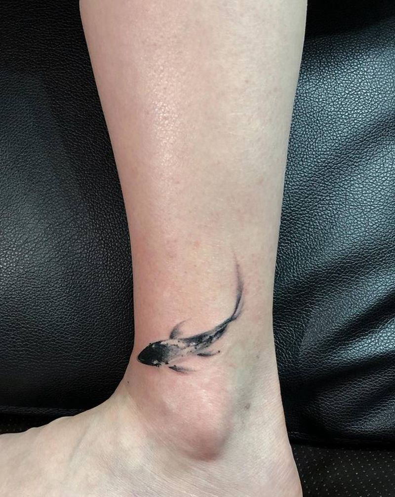 鱼纹身图片_脚部水墨纹身图案