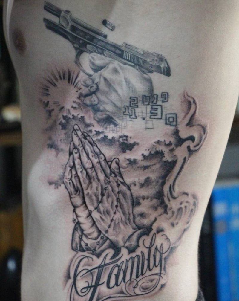 祈祷之手衔接纹身图片_腹部欧美写实纹身图案