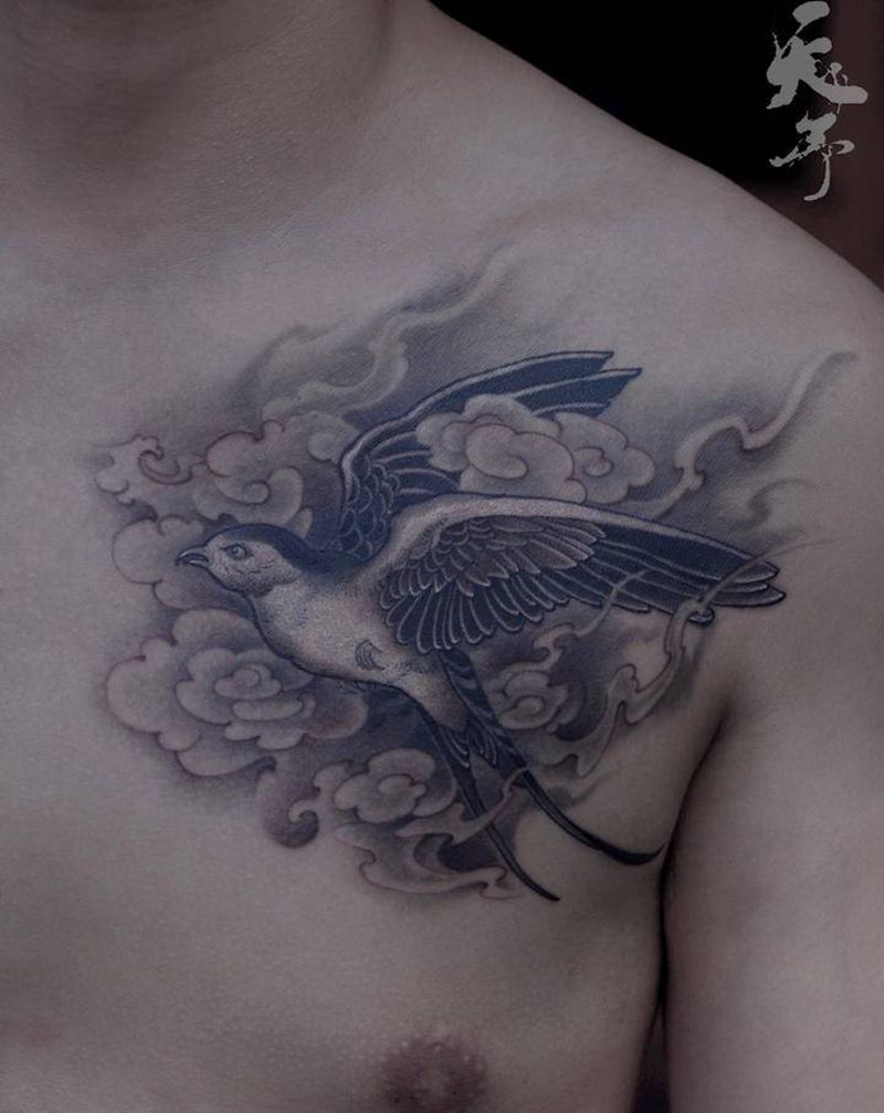 西安天予刺青黑灰作品纹身图片_胸部燕子纹身图案