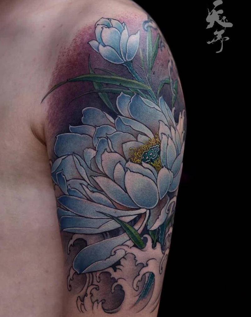 西安天予刺青传统作品纹身图片_手臂新传统蓝莲花纹身图案