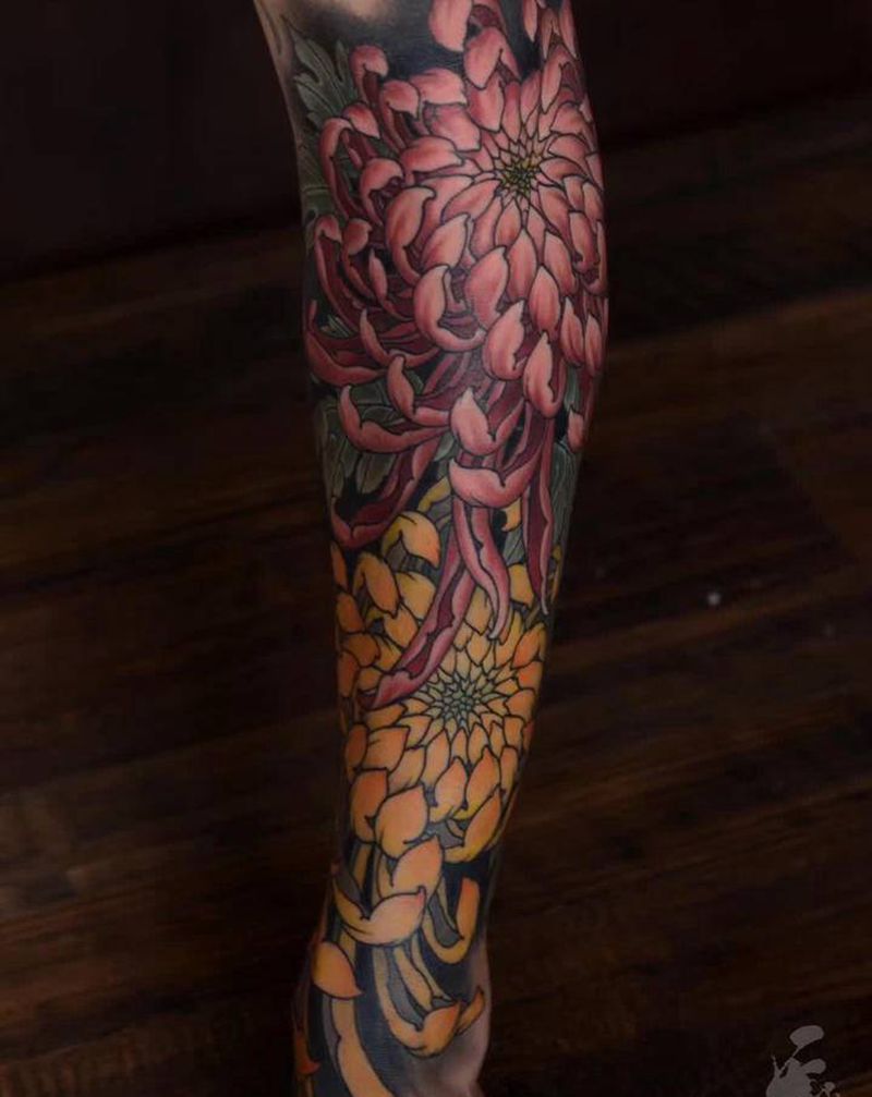 西安天予刺青传统作品纹身图片_腿部新传统菊花纹身图案
