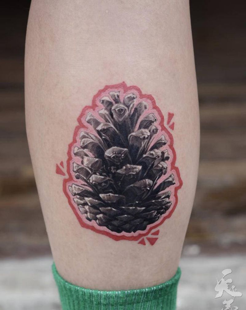 西安天予刺青写实作品纹身图片_腿部欧美写实松塔纹身图案