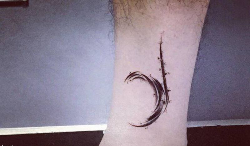 Y纹身图片_腿部几何点刺花体字母纹身图案