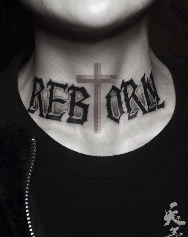 西安天予刺青黑灰作品纹身图片_颈部花体字纹身图案