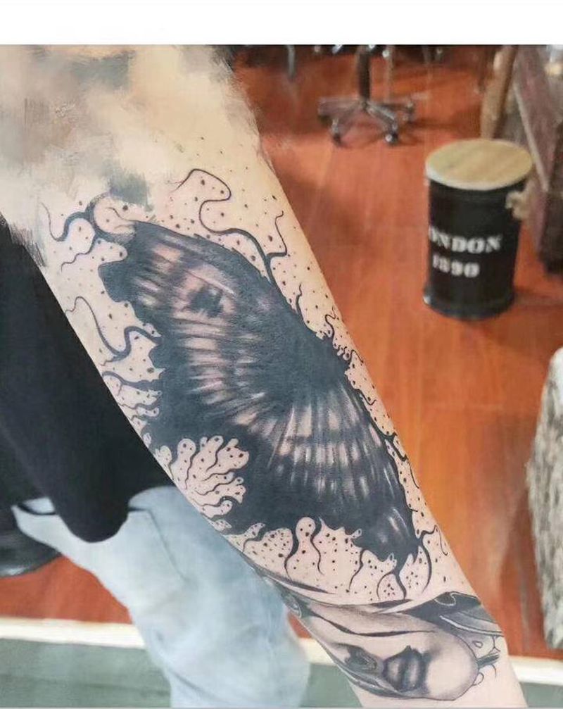 黑灰图纹身图片_肩部手臂纹身图案