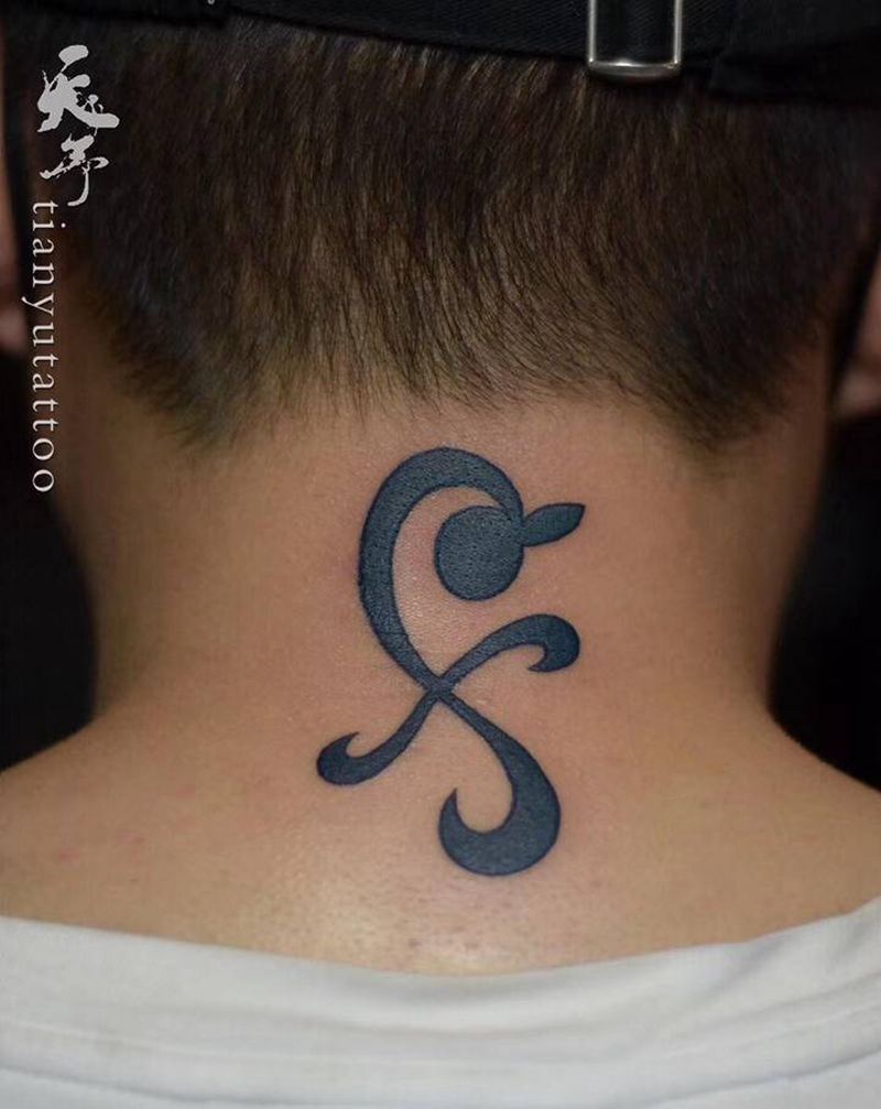 来自黄金梅丽号的娜美纹身图片_颈部纹身图案